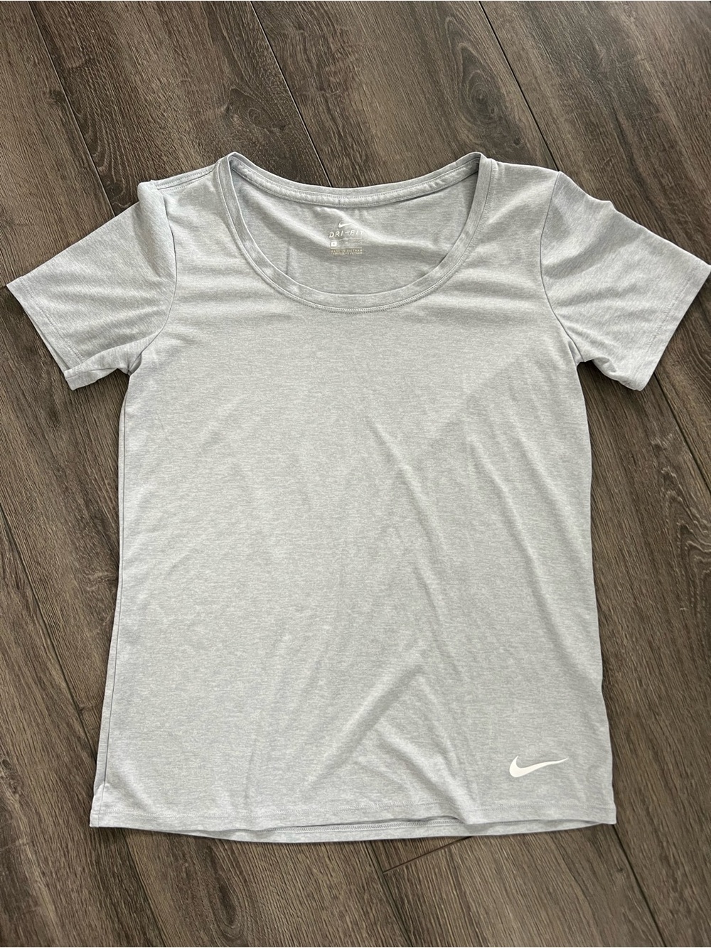 Nike Women's Light Gray Scoop-Neck Short Sleeve Tee